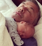 Жена Алека Болдуина показала трогательные фото новорожденного сына