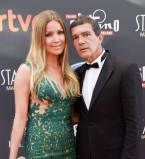 Антонио Бандерас с молодой возлюбленной блистает на красной дорожке