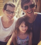 Милла Йовович с мужем и дочерью