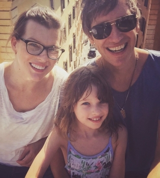 Милла Йовович с мужем и дочерью