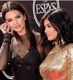 Жаркое лето: Кайли и Кендалл Дженнер позируют в откровенных купальниках