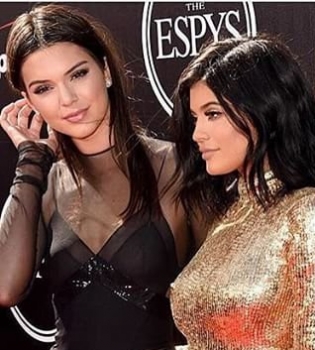 Жаркое лето: Кайли и Кендалл Дженнер позируют в откровенных купальниках