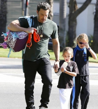 Заботливый отец: Бен Аффлек подарил детям собаку