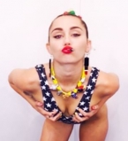 Майли Сайрус похвасталась идеальной фигурой в соблазнительном боди