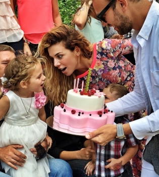 Анна Седокова с младшей дочерью Моникой и бывшим мужем Максимом Чернявским