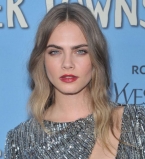 Кара Делевинь покорила публику роскошным нарядом Saint Laurent