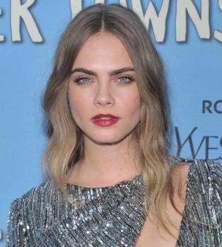 Кара Делевинь покорила публику роскошным нарядом Saint Laurent