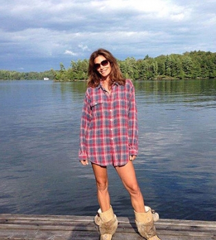 Синди Кроуфорд показала уникальные семейные фото с мужем и детьми