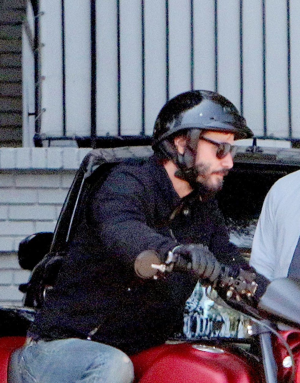 Одинокий байкер: Киану Ривз рассекает на мотоцикле по Лос-Анджелесу