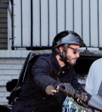 Одинокий байкер: Киану Ривз рассекает на мотоцикле по Лос-Анджелесу