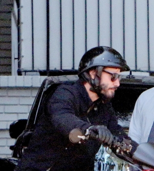 Одинокий байкер: Киану Ривз рассекает на мотоцикле по Лос-Анджелесу