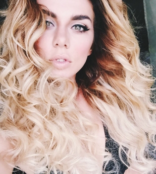 Анна Седокова перекрасилась в блондинку