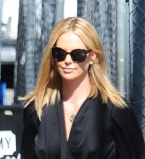 39-летняя Шарлиз Терон показала стройные ножки в смелом мини