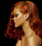 Рианна в образе Барби представила новый аромат