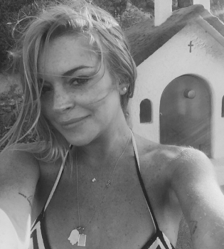 Соблазнительная Линдсей Лохан позирует в купальнике