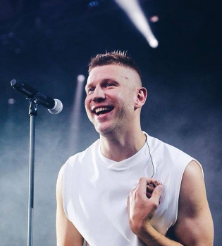 Иван Дорн в Москве спел песню Кузьмы Скрябина