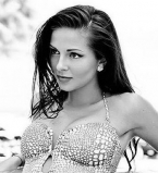 Нюша загорает на яхте