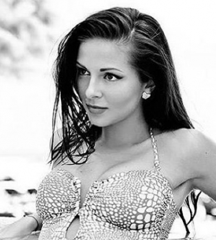 Нюша загорает на яхте