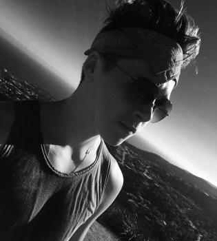 Бруклин Бекхэм показал трогательное фото с сестричкой Харпер