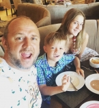 Потап на отдыхе с детьми