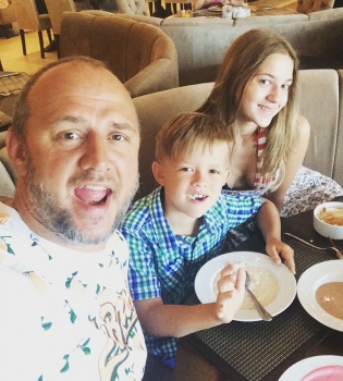 Потап на отдыхе с детьми