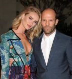 Это любовь: Джейсон Стэтхэм носит Роузи Хантингтон-Уайтли на руках