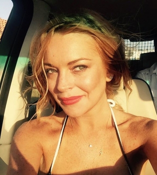 Жаркое лето: Линдсей Лохан демонстрирует упругие ягодицы в купальнике