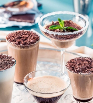 Летние коктейли на основе кофе в ресторане Атмосфера