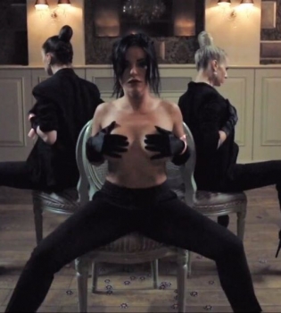 Юля Волкова оголила грудь ради борьбы против рака