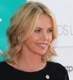 Дважды мама: Шарлиз Терон усыновила второго ребенка