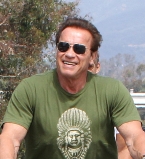 Всегда в форме: Арнольд Шварценеггер колесит на велосипеде по Лос-Анджелесу