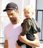 Образцовое семейство: Джош Дюамель и Ферги на прогулке с сыном