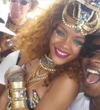 Еще горячее: сексуальная Рианна появилась на публике в сверхоткровенном наряде