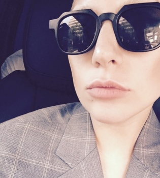 Неожиданно: эпатажная Леди Гага готовит на кухне