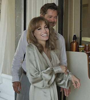 Лазурный берег: в сеть попали новые кадры фильма с участием Джоли и Питта