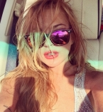 Линдсей Лохан позирует топлес в собственной спальне