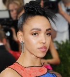 Возлюбленная Роберта Паттинсона опровергла информацию о свадьбе с актером