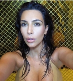 42  миллиона подписчиков: Ким Кардашьян поблагодарила поклонников откровенным селфи