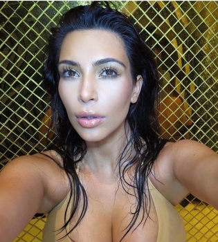 42  миллиона подписчиков: Ким Кардашьян поблагодарила поклонников откровенным селфи