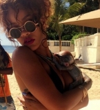 Рианна в откровенном бикини соблазняет на пляже