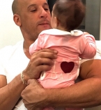 Вин Дизель растрогал публику фотографиями с малышкой-дочерью