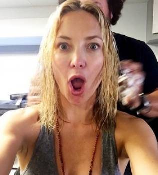 Смело и роскошно: Кейт Хадсон позирует с львами в Африке