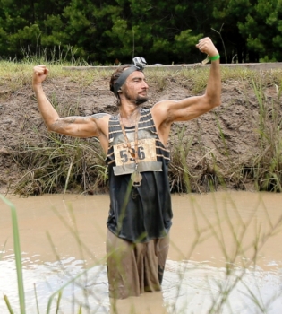 Алан Бадоев искупался в грязи на съемках шоу Орел и Решка