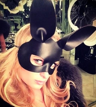 Осторожно, горячо: Пэрис Хилтон соблазняет в образе кролика