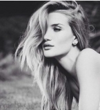 Нежный соблазн: обнаженная Роузи Хантингтон-Уайтли позирует в постели