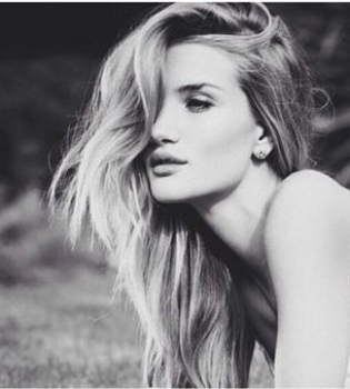 Нежный соблазн: обнаженная Роузи Хантингтон-Уайтли позирует в постели