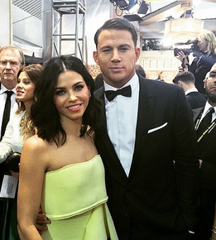 Звездные каникулы: Ченнинг Татум отдыхает с женой и дочерью на пляже