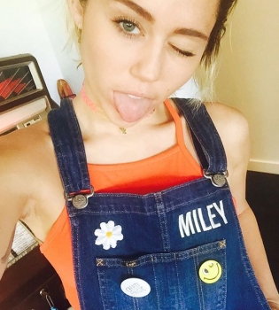 Невероятная гибкость: Майли Сайрус шокировала тем, что сделала со своим телом