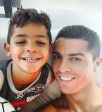 Настоящие мужчины: Криштиану Роналду с сыном демонстрируют мускулы