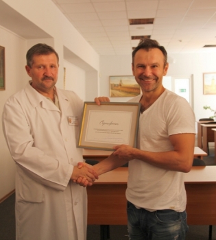 Вакарчук подарил госпиталю аппарат